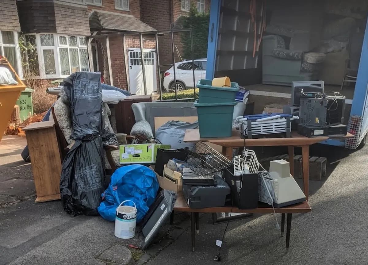 Rue piétonne à Binche : débarras sous contrainte hyper-centre