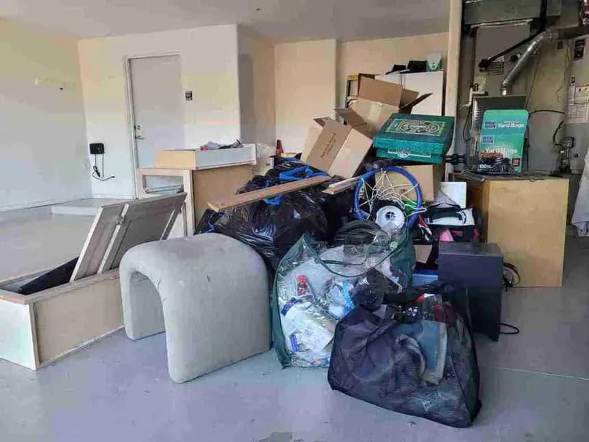 Commerce + logement à La Louvière : débarras mixte combiné