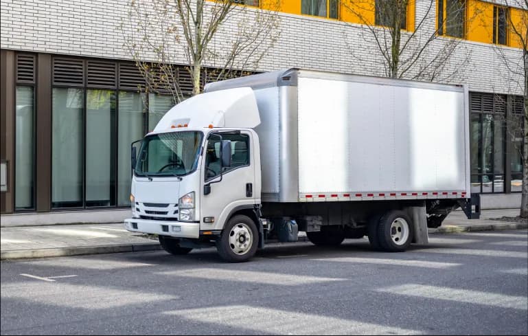 Louer du matériel pour un vide-maison en Belgique : camion, lift et benne