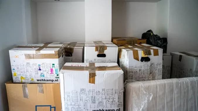 Succession à Bruxelles : comment gérer un vide-maison quand on vit à l'étranger ?